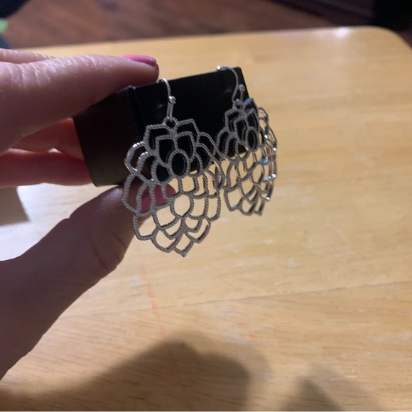 Avon Monarch petals earrings silvertone from Signature Collection NIB - Picture 3 of 5